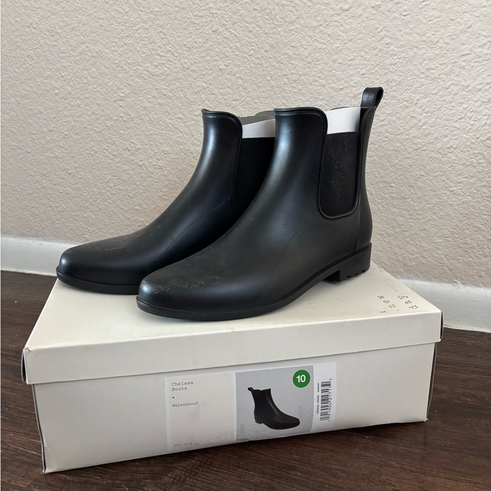 Chelsea RAIN BOOT - size 10 / black